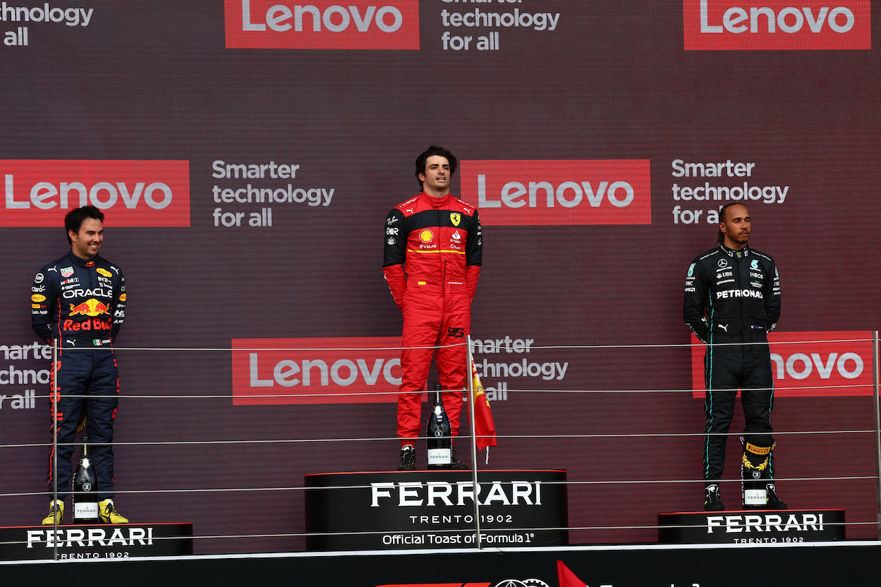 GP GRAN BRETAGNA, 1st place Carlos Sainz Jr (ESP) Ferrari F1-75, with 2nd place Sergio Perez (MEX) Red Bull Racing RB18 e 3rd place Lewis Hamilton (GBR) Mercedes AMG F1 W13.
03.07.2022. Formula 1 World Championship, Rd 10, British Grand Prix, Silverstone, England, Gara Day.
- www.xpbimages.com, EMail: requests@xpbimages.com ¬© Copyright: Batchelor / XPB Images