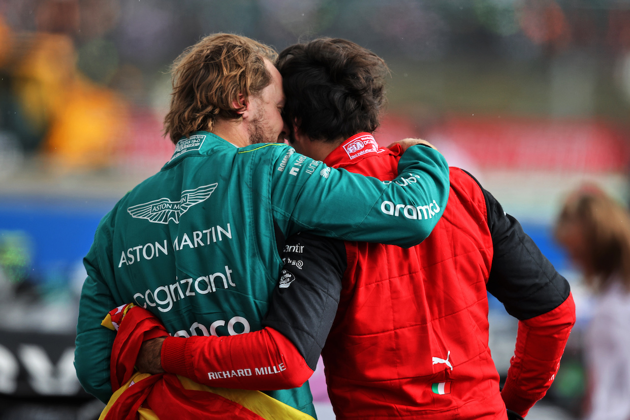 GP GRAN BRETAGNA, Gara winner Carlos Sainz Jr (ESP) Ferrari (Right) celebrates in parc ferme with Sebastian Vettel (GER) Aston Martin F1 Team.
03.07.2022. Formula 1 World Championship, Rd 10, British Grand Prix, Silverstone, England, Gara Day.
- www.xpbimages.com, EMail: requests@xpbimages.com © Copyright: Moy / XPB Images