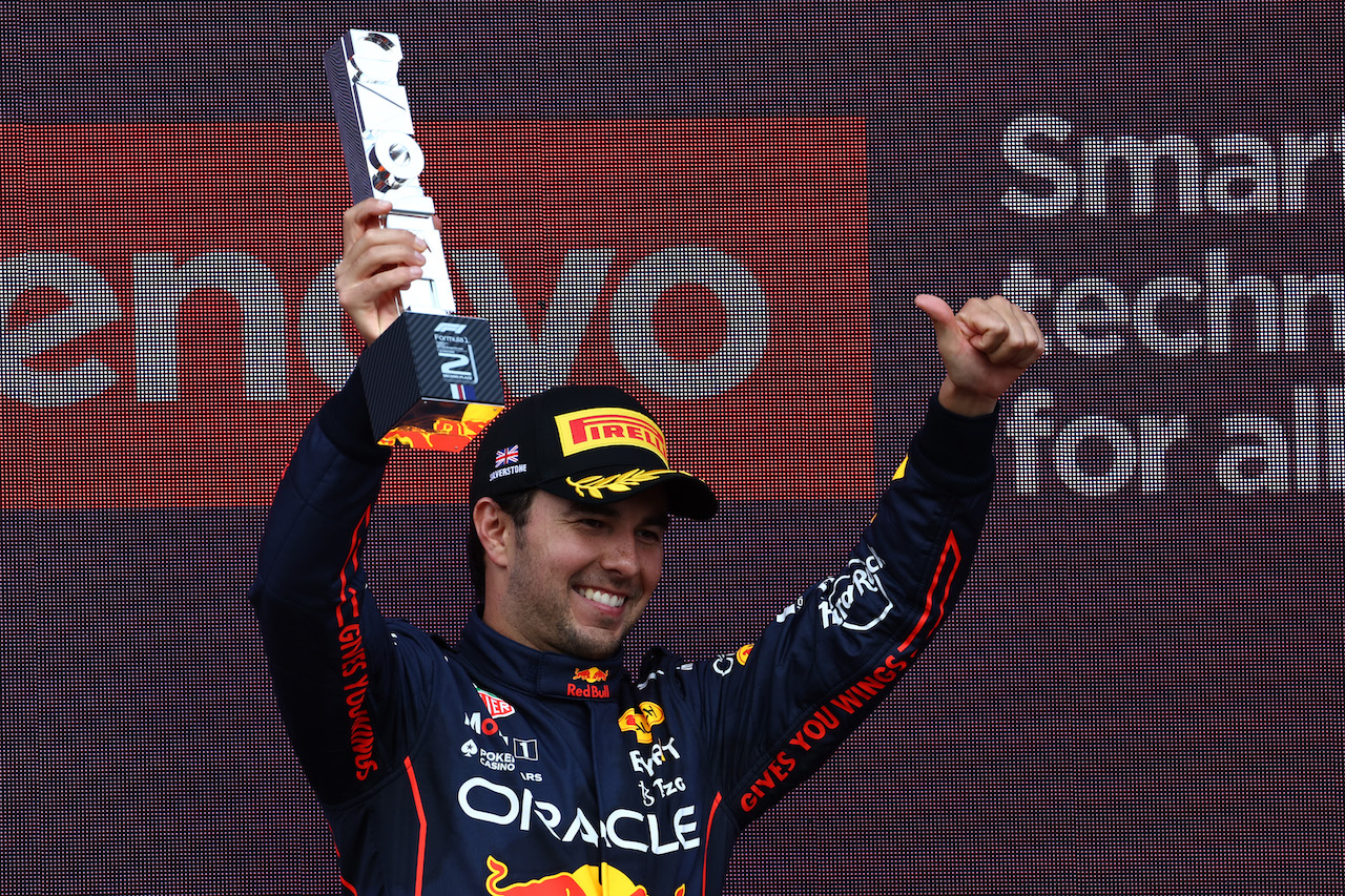 GP GRAN BRETAGNA, Sergio Perez (MEX) Red Bull Racing RB18.
03.07.2022. Formula 1 World Championship, Rd 10, British Grand Prix, Silverstone, England, Gara Day.
- www.xpbimages.com, EMail: requests@xpbimages.com © Copyright: Batchelor / XPB Images