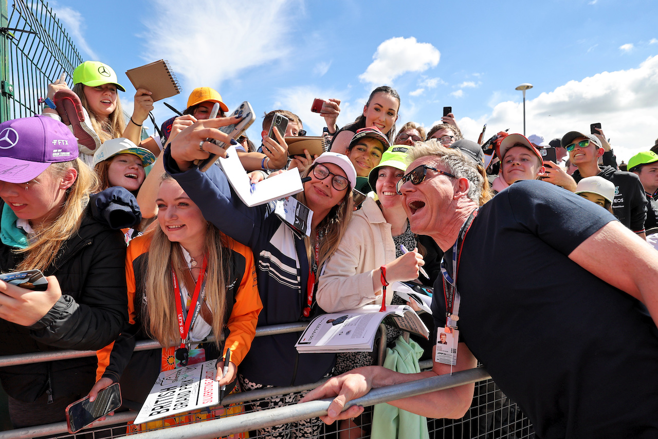 GP GRAN BRETAGNA, Gordon Ramsey (GBR) Celebrity Chef with fans.
03.07.2022. Formula 1 World Championship, Rd 10, British Grand Prix, Silverstone, England, Gara Day.
- www.xpbimages.com, EMail: requests@xpbimages.com © Copyright: Moy / XPB Images