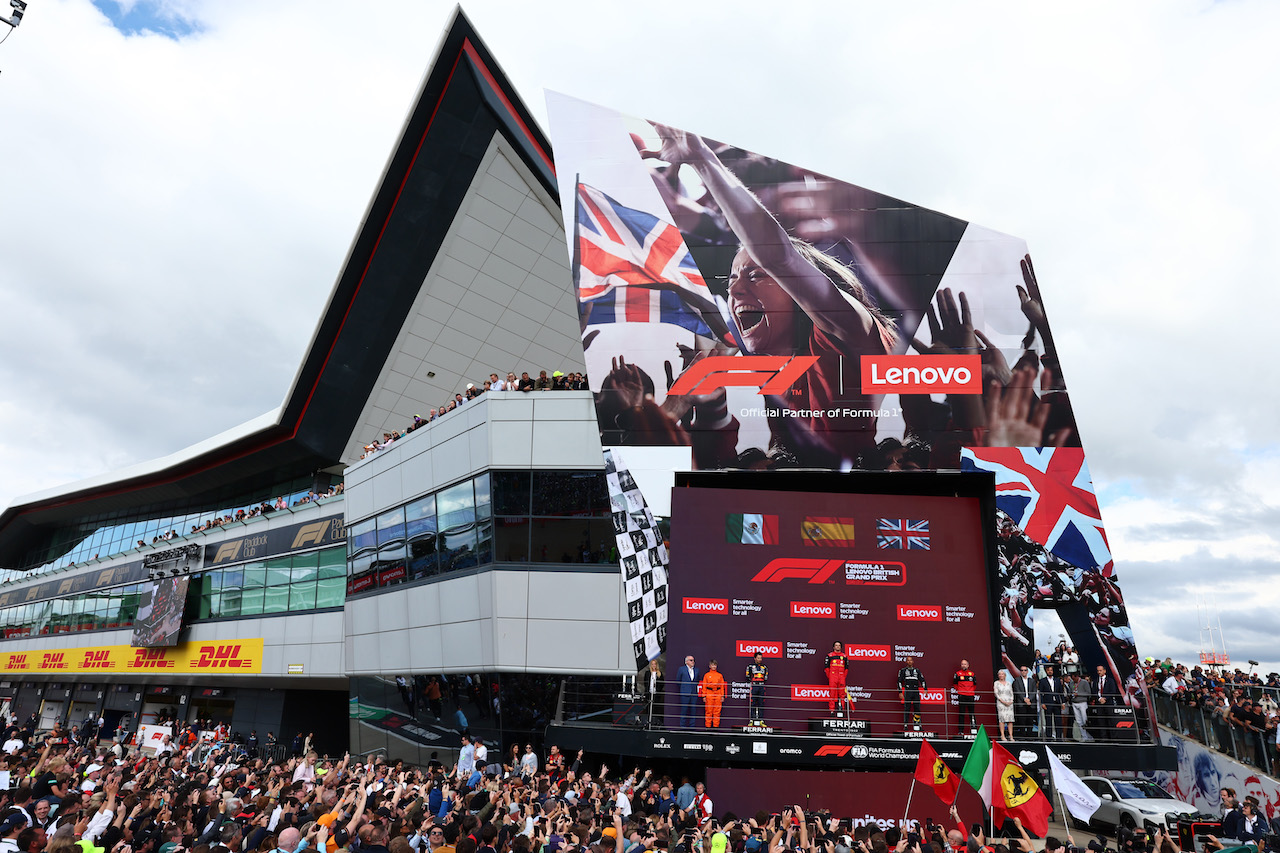 GP GRAN BRETAGNA, 1st place Carlos Sainz Jr (ESP) Ferrari F1-75, with 2nd place Sergio Perez (MEX) Red Bull Racing RB18 e 3rd place Lewis Hamilton (GBR) Mercedes AMG F1 W13.
03.07.2022. Formula 1 World Championship, Rd 10, British Grand Prix, Silverstone, England, Gara Day.
- www.xpbimages.com, EMail: requests@xpbimages.com ¬© Copyright: Batchelor / XPB Images