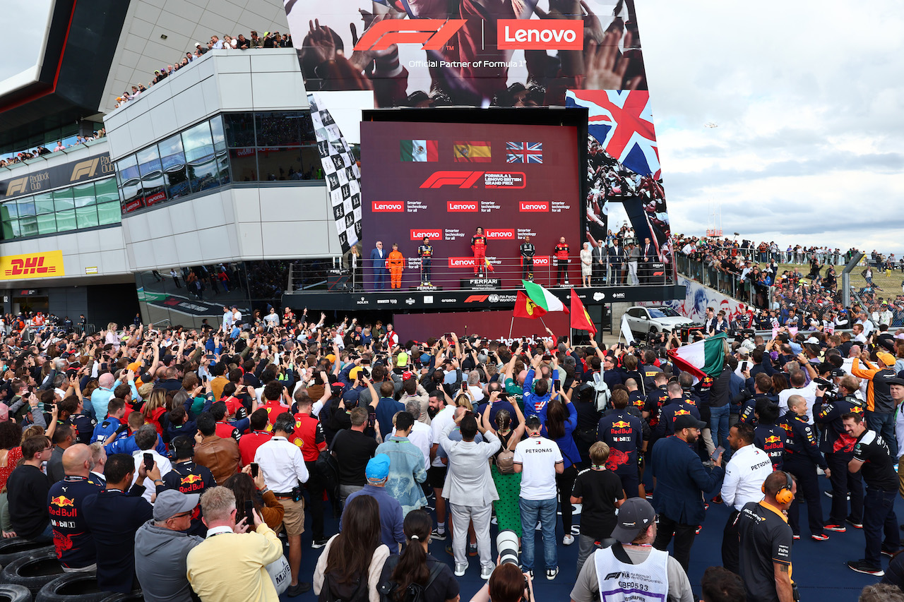 GP GRAN BRETAGNA, 1st place Carlos Sainz Jr (ESP) Ferrari F1-75, with 2nd place Sergio Perez (MEX) Red Bull Racing RB18 e 3rd place Lewis Hamilton (GBR) Mercedes AMG F1 W13.
03.07.2022. Formula 1 World Championship, Rd 10, British Grand Prix, Silverstone, England, Gara Day.
- www.xpbimages.com, EMail: requests@xpbimages.com © Copyright: Batchelor / XPB Images