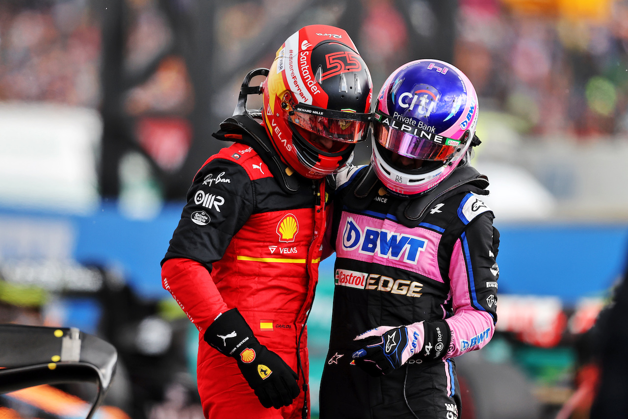 GP GRAN BRETAGNA, (L to R): Gara winner Carlos Sainz Jr (ESP) Ferrari (Right) celebrates in parc ferme with Fernando Alonso (ESP) Alpine F1 Team.
03.07.2022. Formula 1 World Championship, Rd 10, British Grand Prix, Silverstone, England, Gara Day.
- www.xpbimages.com, EMail: requests@xpbimages.com © Copyright: Moy / XPB Images