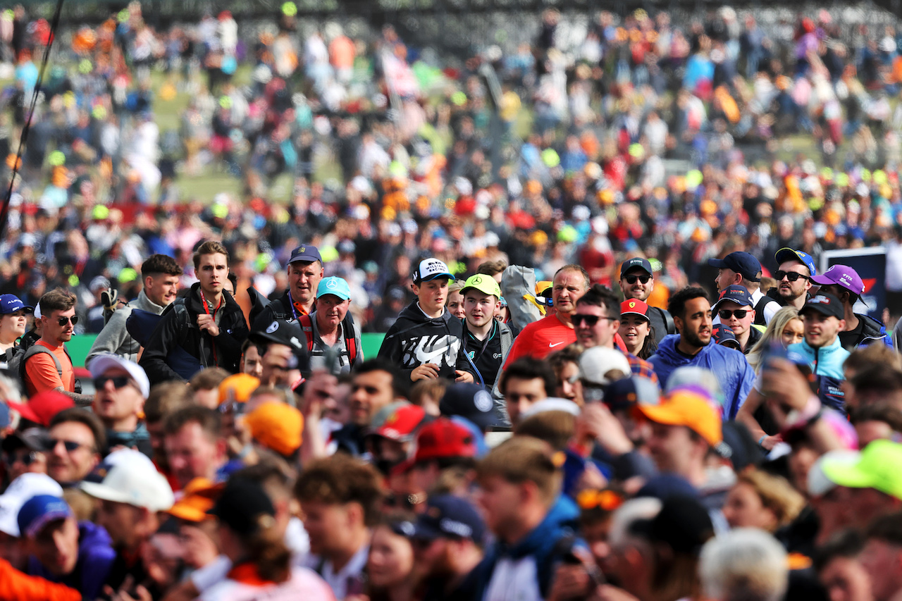 GP GRAN BRETAGNA, Circuit Atmosfera - fans at the podium.
03.07.2022. Formula 1 World Championship, Rd 10, British Grand Prix, Silverstone, England, Gara Day.
- www.xpbimages.com, EMail: requests@xpbimages.com © Copyright: Moy / XPB Images