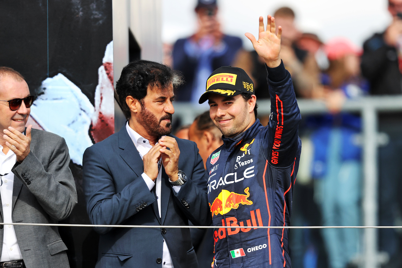 GP GRAN BRETAGNA, Sergio Perez (MEX) Red Bull Racing celebrates his second position on the podium.
03.07.2022. Formula 1 World Championship, Rd 10, British Grand Prix, Silverstone, England, Gara Day.
- www.xpbimages.com, EMail: requests@xpbimages.com © Copyright: Moy / XPB Images
