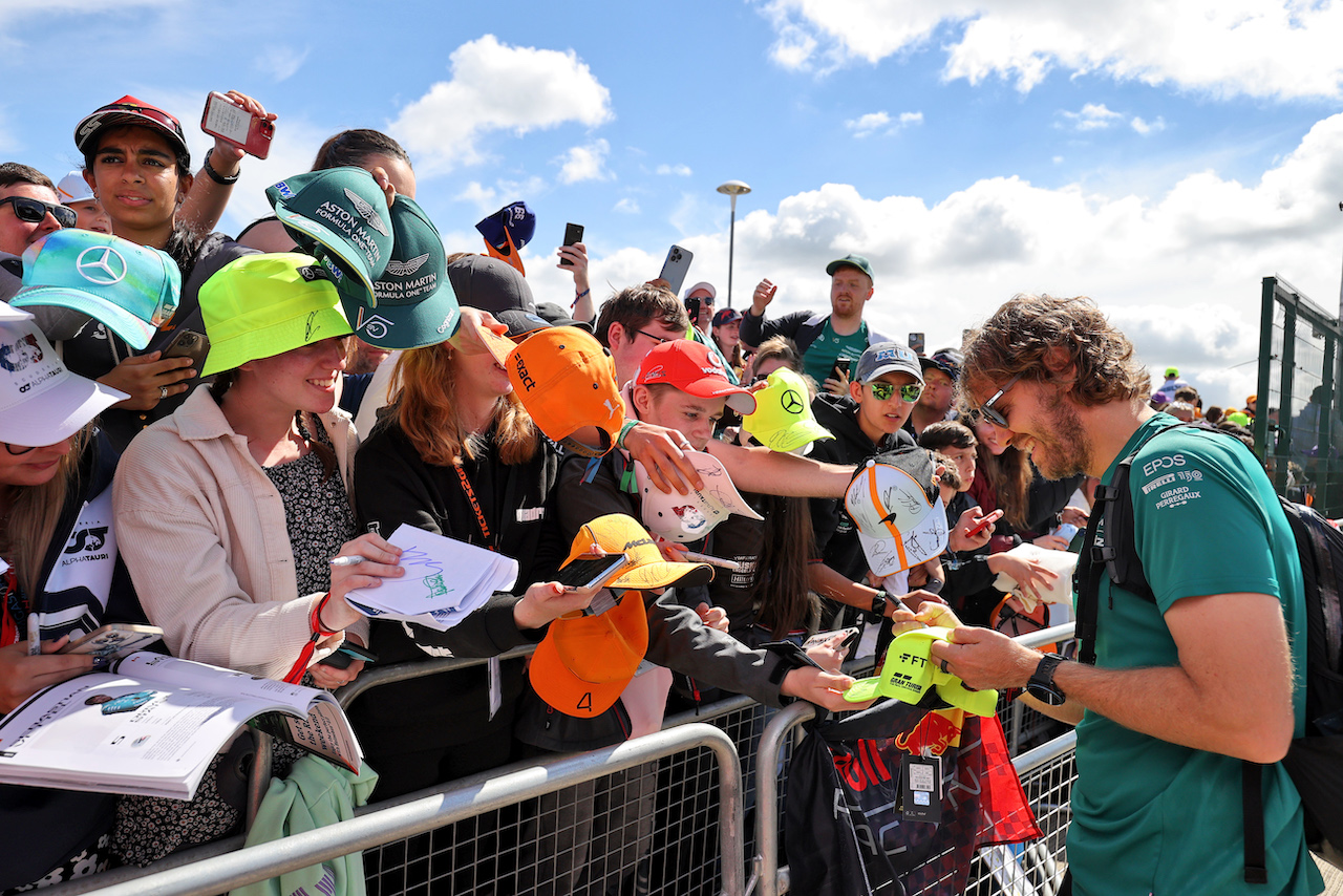 GP GRAN BRETAGNA, Sebastian Vettel (GER) Aston Martin F1 Team with fans.
03.07.2022. Formula 1 World Championship, Rd 10, British Grand Prix, Silverstone, England, Gara Day.
- www.xpbimages.com, EMail: requests@xpbimages.com © Copyright: Moy / XPB Images