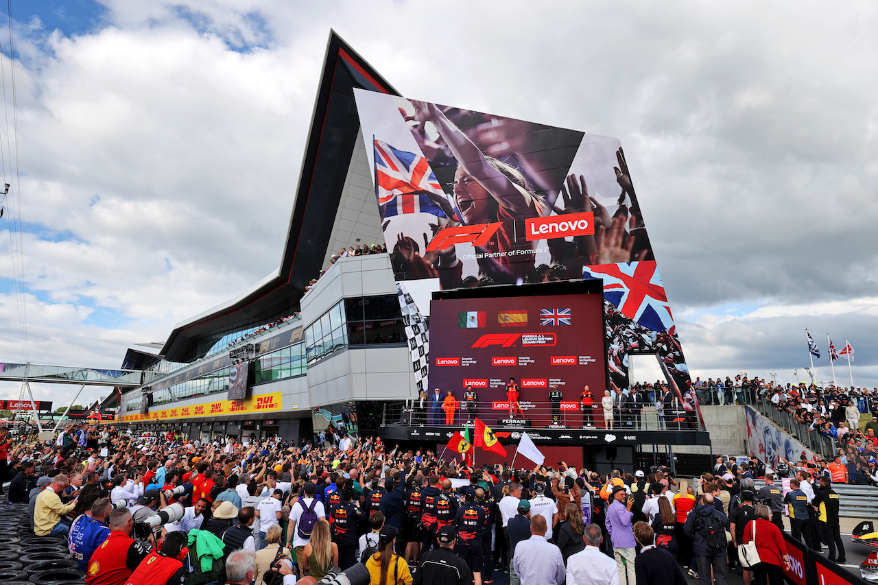 GP GRAN BRETAGNA, The podium (L to R): Sergio Perez (MEX) Red Bull Racing, second; Carlos Sainz Jr (ESP) Ferrari, vincitore; Lewis Hamilton (GBR) Mercedes AMG F1, third.
03.07.2022. Formula 1 World Championship, Rd 10, British Grand Prix, Silverstone, England, Gara Day.
- www.xpbimages.com, EMail: requests@xpbimages.com © Copyright: Moy / XPB Images
