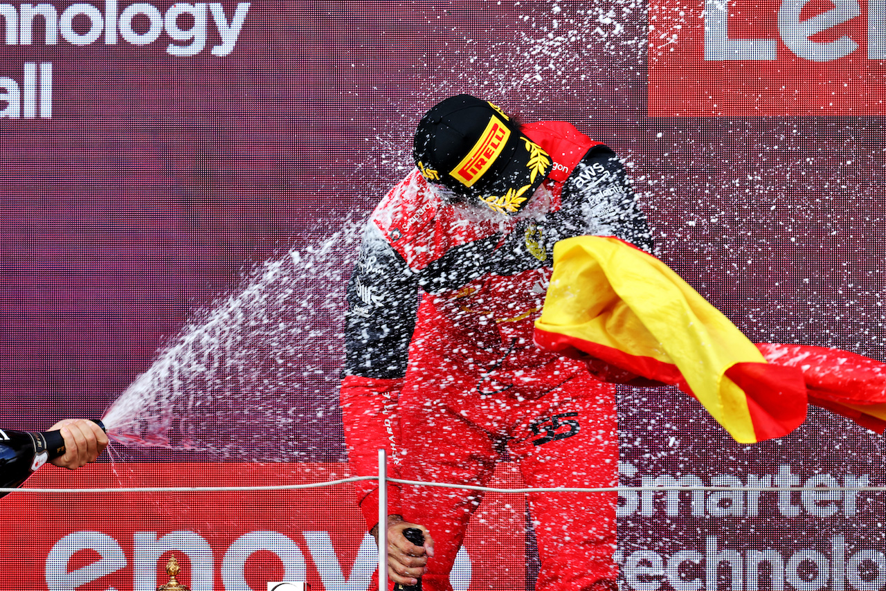 GP GRAN BRETAGNA, Gara winner Carlos Sainz Jr (ESP) Ferrari celebrates on the podium.
03.07.2022. Formula 1 World Championship, Rd 10, British Grand Prix, Silverstone, England, Gara Day.
- www.xpbimages.com, EMail: requests@xpbimages.com © Copyright: Moy / XPB Images