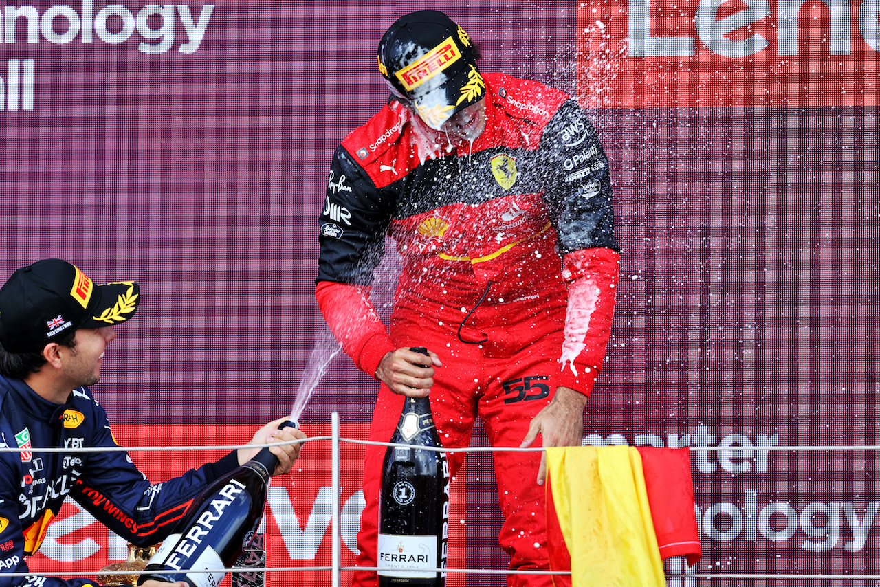 GP GRAN BRETAGNA, Gara winner Carlos Sainz Jr (ESP) Ferrari celebrates on the podium with Sergio Perez (MEX) Red Bull Racing.
03.07.2022. Formula 1 World Championship, Rd 10, British Grand Prix, Silverstone, England, Gara Day.
- www.xpbimages.com, EMail: requests@xpbimages.com © Copyright: Moy / XPB Images