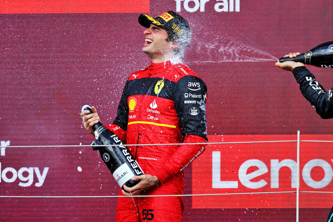 GP GRAN BRETAGNA, Gara winner Carlos Sainz Jr (ESP) Ferrari celebrates on the podium.
03.07.2022. Formula 1 World Championship, Rd 10, British Grand Prix, Silverstone, England, Gara Day.
- www.xpbimages.com, EMail: requests@xpbimages.com © Copyright: Moy / XPB Images