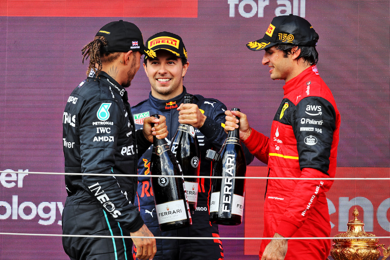 GP GRAN BRETAGNA, The podium (L to R): Lewis Hamilton (GBR) Mercedes AMG F1, third; Sergio Perez (MEX) Red Bull Racing, second; Carlos Sainz Jr (ESP) Ferrari, vincitore.
03.07.2022. Formula 1 World Championship, Rd 10, British Grand Prix, Silverstone, England, Gara Day.
- www.xpbimages.com, EMail: requests@xpbimages.com © Copyright: Moy / XPB Images