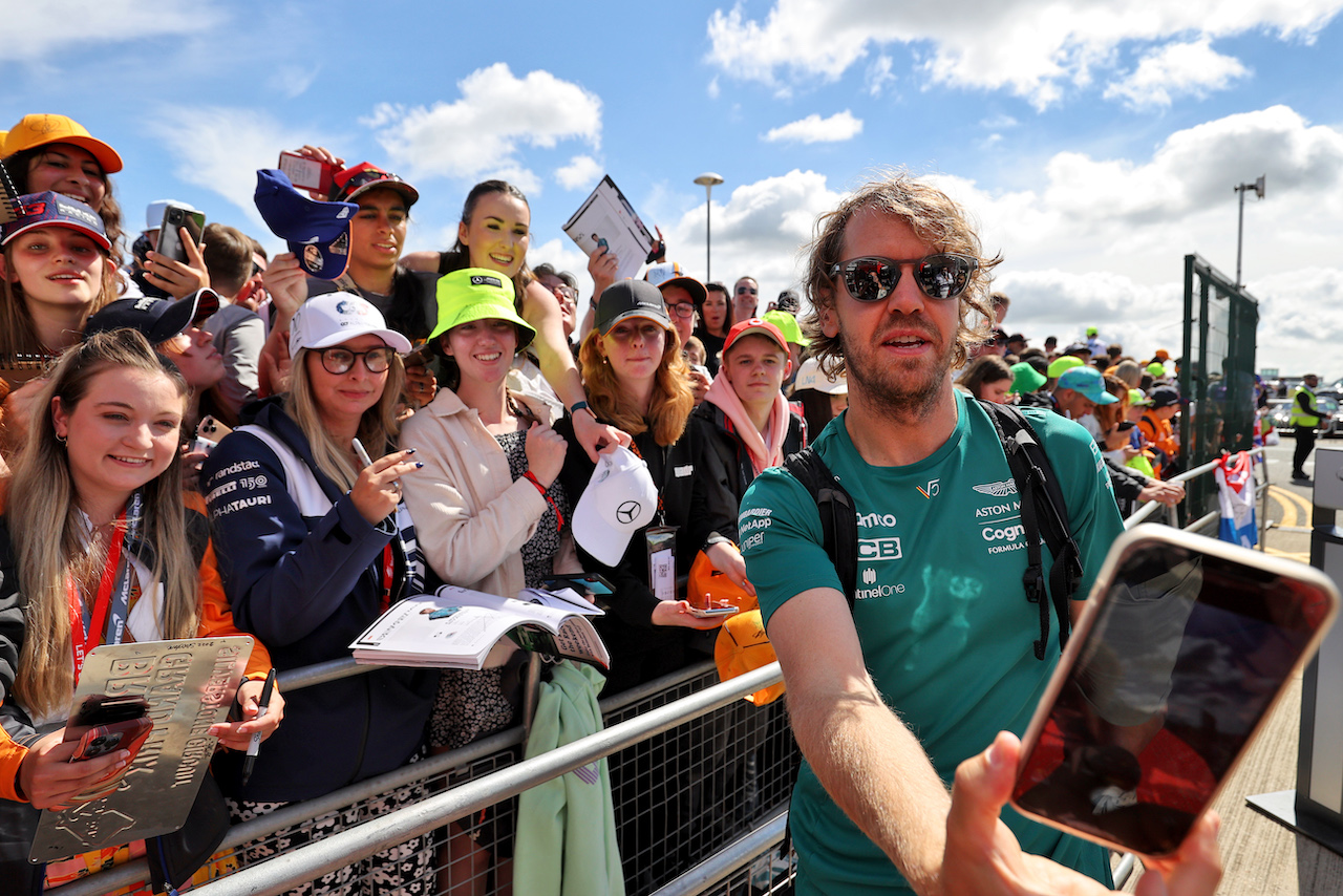 GP GRAN BRETAGNA, Sebastian Vettel (GER) Aston Martin F1 Team with fans.
03.07.2022. Formula 1 World Championship, Rd 10, British Grand Prix, Silverstone, England, Gara Day.
- www.xpbimages.com, EMail: requests@xpbimages.com © Copyright: Moy / XPB Images