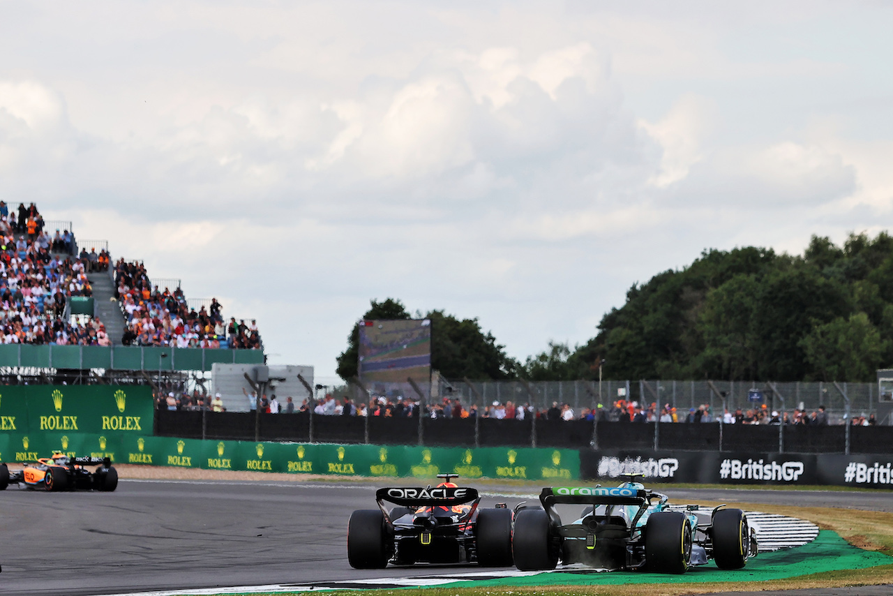 GP GRAN BRETAGNA, Max Verstappen (NLD) Red Bull Racing RB18 e Sebastian Vettel (GER) Aston Martin F1 Team AMR22 battle for position.
03.07.2022. Formula 1 World Championship, Rd 10, British Grand Prix, Silverstone, England, Gara Day.
- www.xpbimages.com, EMail: requests@xpbimages.com © Copyright: Moy / XPB Images
