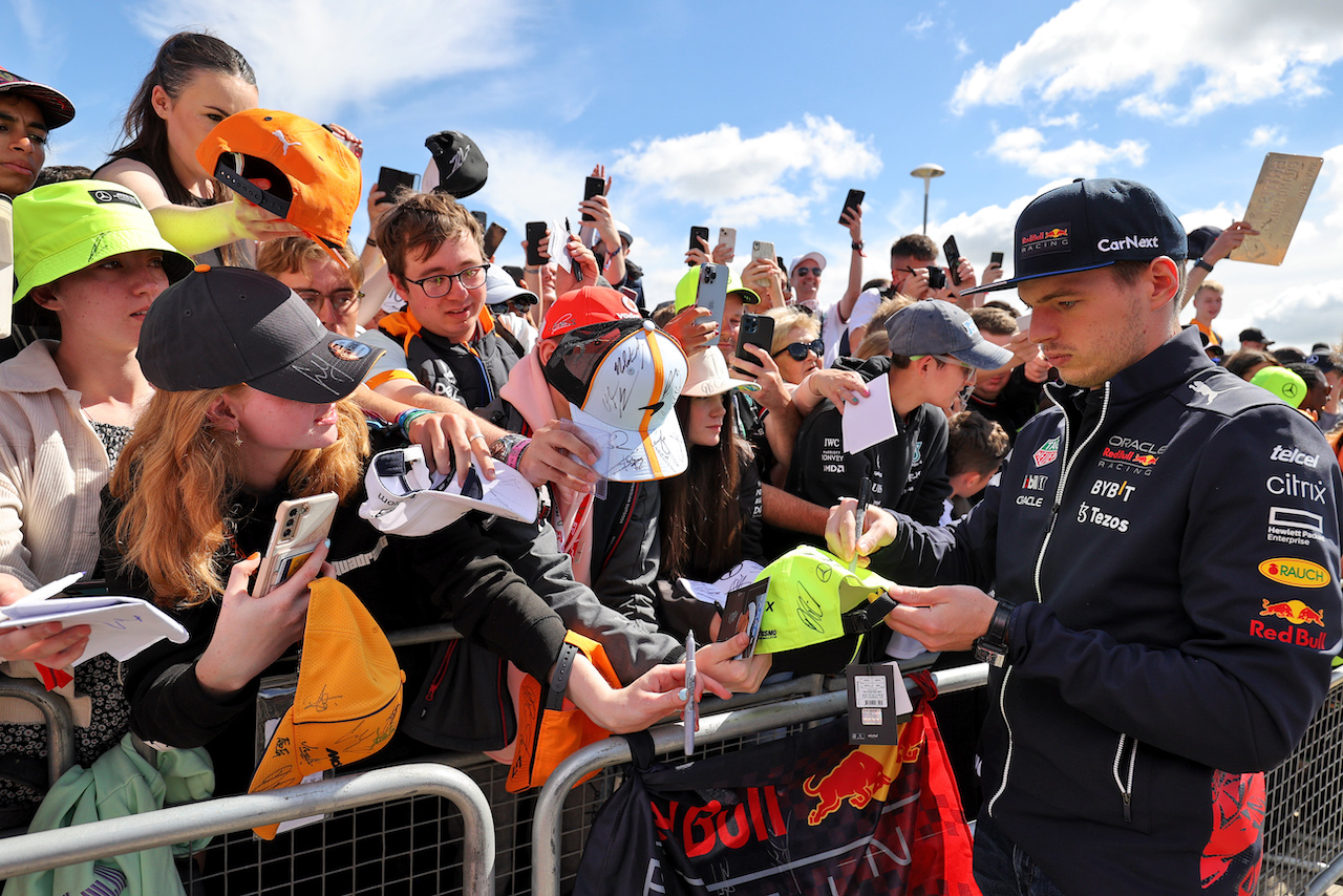 GP GRAN BRETAGNA, Max Verstappen (NLD) Red Bull Racing with fans.
03.07.2022. Formula 1 World Championship, Rd 10, British Grand Prix, Silverstone, England, Gara Day.
- www.xpbimages.com, EMail: requests@xpbimages.com © Copyright: Moy / XPB Images