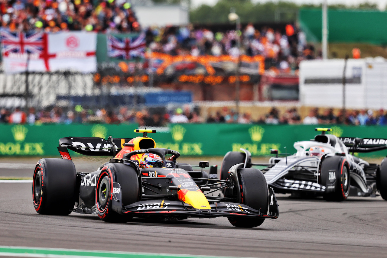 GP GRAN BRETAGNA, Sergio Perez (MEX) Red Bull Racing RB18.
03.07.2022. Formula 1 World Championship, Rd 10, British Grand Prix, Silverstone, England, Gara Day.
- www.xpbimages.com, EMail: requests@xpbimages.com © Copyright: Moy / XPB Images