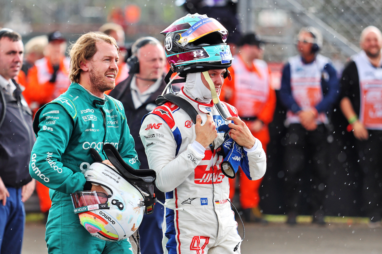 GP GRAN BRETAGNA, (L to R): Sebastian Vettel (GER) Aston Martin F1 Team with Mick Schumacher (GER) Haas F1 Team in parc ferme.
03.07.2022. Formula 1 World Championship, Rd 10, British Grand Prix, Silverstone, England, Gara Day.
- www.xpbimages.com, EMail: requests@xpbimages.com © Copyright: Davenport / XPB Images