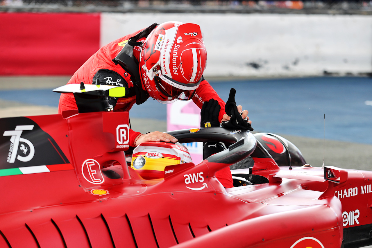 GP GRAN BRETAGNA, Gara winner Carlos Sainz Jr (ESP) Ferrari F1-75 is congratulated by Charles Leclerc (MON) Ferrari in parc ferme.
03.07.2022. Formula 1 World Championship, Rd 10, British Grand Prix, Silverstone, England, Gara Day.
- www.xpbimages.com, EMail: requests@xpbimages.com © Copyright: Davenport / XPB Images