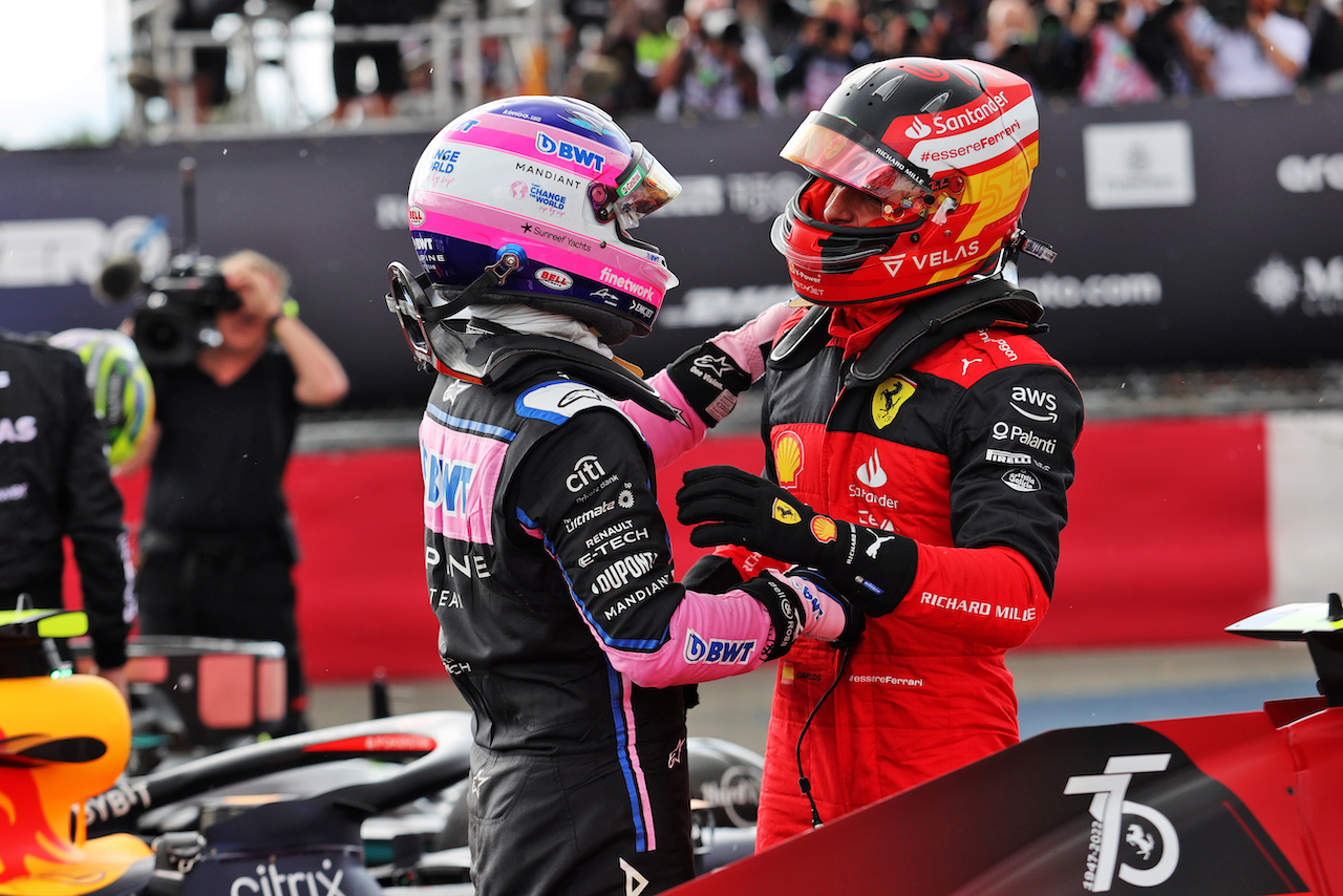GP GRAN BRETAGNA, (L to R): Fernando Alonso (ESP) Alpine F1 Team celebrates with vincitore Carlos Sainz Jr (ESP) Ferrari in parc ferme.
03.07.2022. Formula 1 World Championship, Rd 10, British Grand Prix, Silverstone, England, Gara Day.
- www.xpbimages.com, EMail: requests@xpbimages.com © Copyright: Davenport / XPB Images