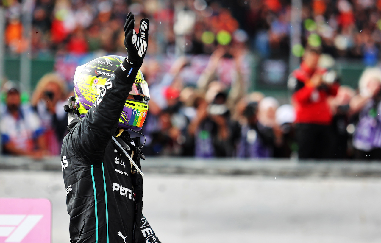 GP GRAN BRETAGNA, Lewis Hamilton (GBR) Mercedes AMG F1 celebrates his third position in parc ferme.
03.07.2022. Formula 1 World Championship, Rd 10, British Grand Prix, Silverstone, England, Gara Day.
- www.xpbimages.com, EMail: requests@xpbimages.com © Copyright: Davenport / XPB Images