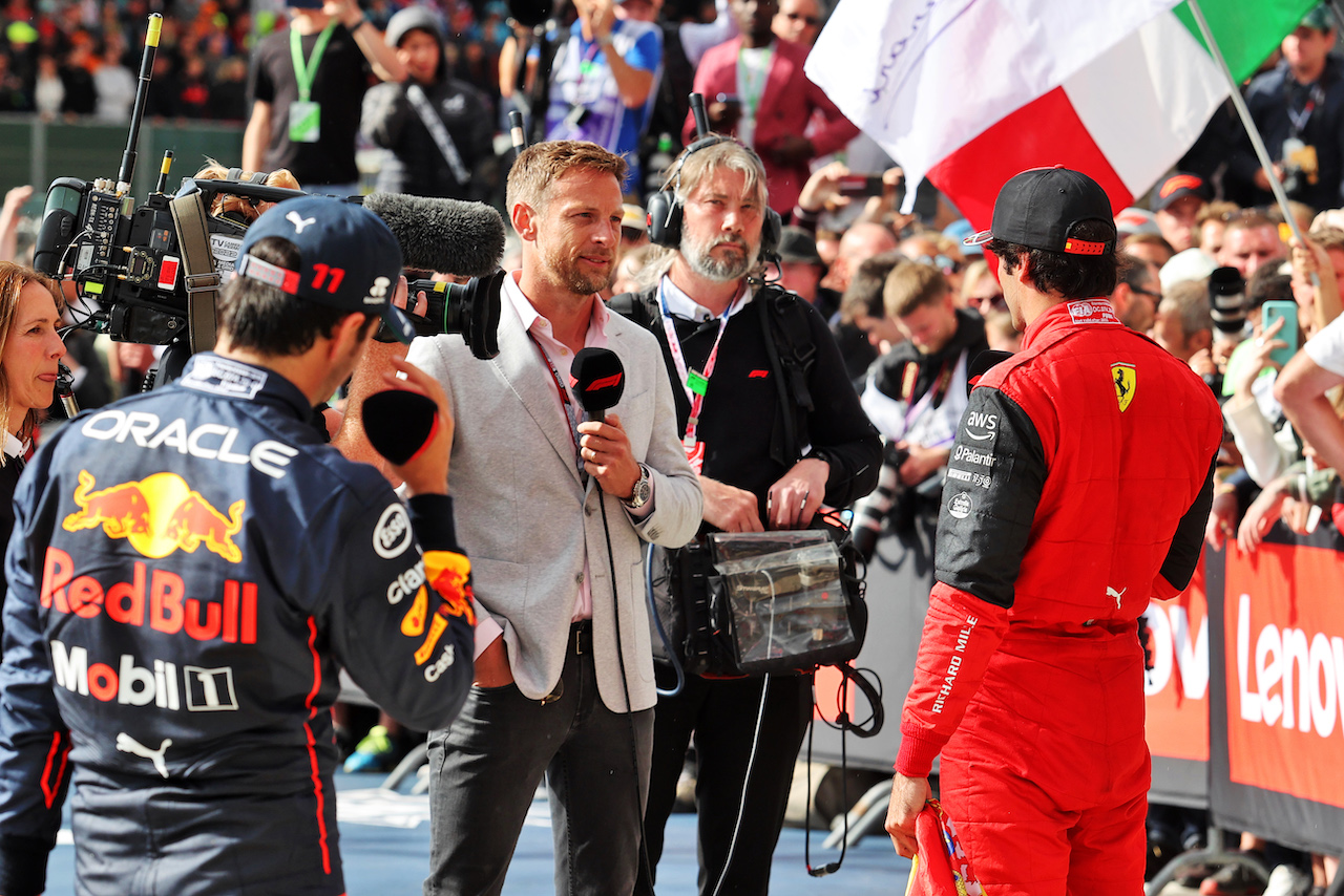 GP GRAN BRETAGNA, Jenson Button (GBR) Sky Sports F1 Presenter / Williams Racing Senior Advisor with vincitore Carlos Sainz Jr (ESP) Ferrari in parc ferme.
03.07.2022. Formula 1 World Championship, Rd 10, British Grand Prix, Silverstone, England, Gara Day.
- www.xpbimages.com, EMail: requests@xpbimages.com © Copyright: Davenport / XPB Images