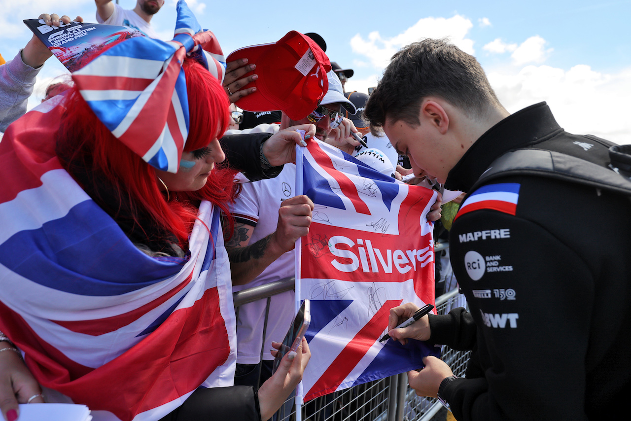 GP GRAN BRETAGNA, Oscar Piastri (AUS) Alpine F1 Team Reserve Driver with fans.
03.07.2022. Formula 1 World Championship, Rd 10, British Grand Prix, Silverstone, England, Gara Day.
- www.xpbimages.com, EMail: requests@xpbimages.com © Copyright: Moy / XPB Images