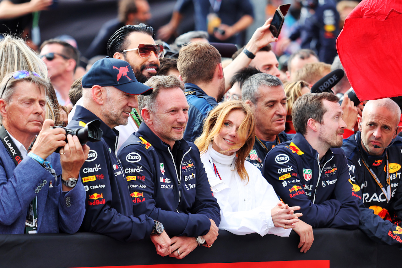 GP GRAN BRETAGNA, (L to R): Adrian Newey (GBR) Red Bull Racing Chief Technical Officer with Christian Horner (GBR) Red Bull Racing Team Principal e Geri Horner (GBR) Singer in parc ferme.
03.07.2022. Formula 1 World Championship, Rd 10, British Grand Prix, Silverstone, England, Gara Day.
- www.xpbimages.com, EMail: requests@xpbimages.com © Copyright: Davenport / XPB Images