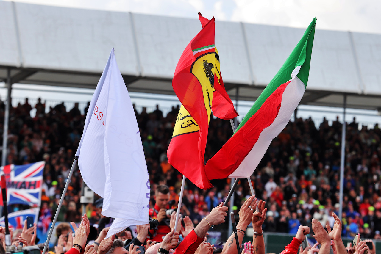 GP GRAN BRETAGNA, Ferrari flags at the podium.
03.07.2022. Formula 1 World Championship, Rd 10, British Grand Prix, Silverstone, England, Gara Day.
- www.xpbimages.com, EMail: requests@xpbimages.com © Copyright: Davenport / XPB Images