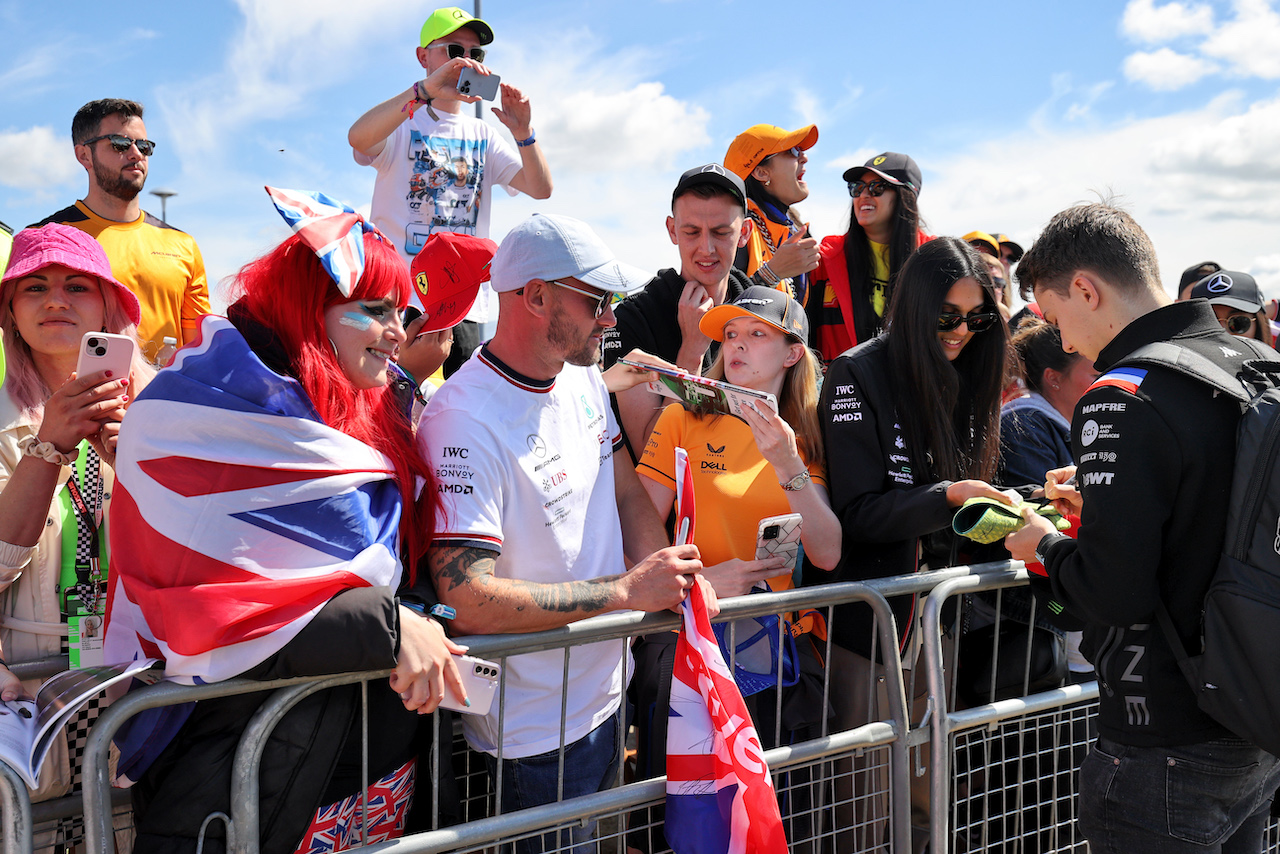 GP GRAN BRETAGNA, Oscar Piastri (AUS) Alpine F1 Team Reserve Driver with fans.
03.07.2022. Formula 1 World Championship, Rd 10, British Grand Prix, Silverstone, England, Gara Day.
- www.xpbimages.com, EMail: requests@xpbimages.com © Copyright: Moy / XPB Images