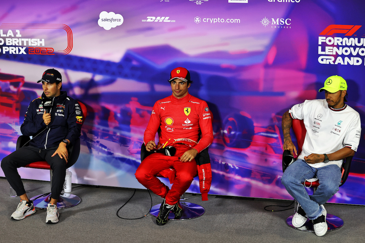 GP GRAN BRETAGNA, (L to R): Sergio Perez (MEX) Red Bull Racing; Carlos Sainz Jr (ESP) Ferrari; e Lewis Hamilton (GBR) Mercedes AMG F1, in the post race FIA Press Conference.
03.07.2022. Formula 1 World Championship, Rd 10, British Grand Prix, Silverstone, England, Gara Day.
- www.xpbimages.com, EMail: requests@xpbimages.com © Copyright: Moy / XPB Images