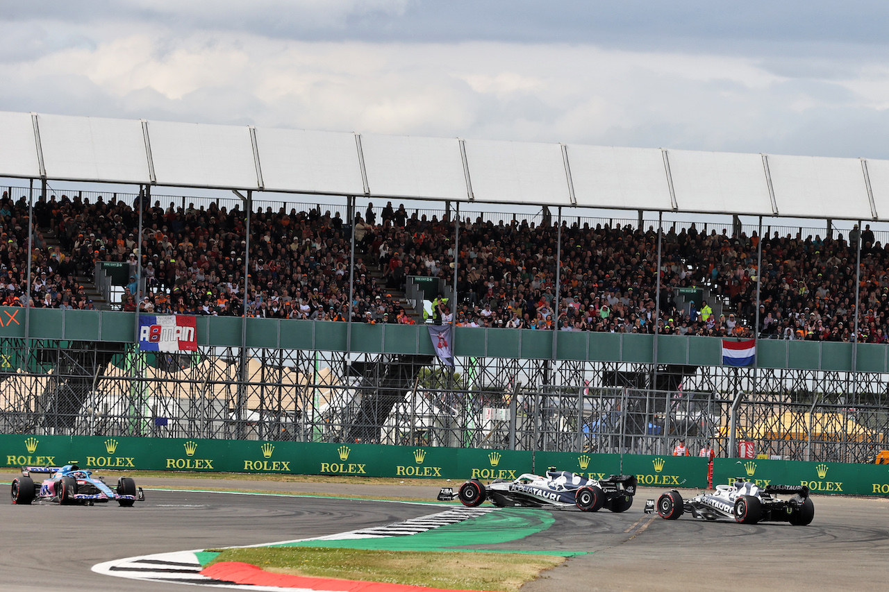 GP GRAN BRETAGNA, Yuki Tsunoda (JPN) AlphaTauri AT03 e Pierre Gasly (FRA) AlphaTauri AT03 spin off the track.
03.07.2022. Formula 1 World Championship, Rd 10, British Grand Prix, Silverstone, England, Gara Day.
- www.xpbimages.com, EMail: requests@xpbimages.com © Copyright: Moy / XPB Images