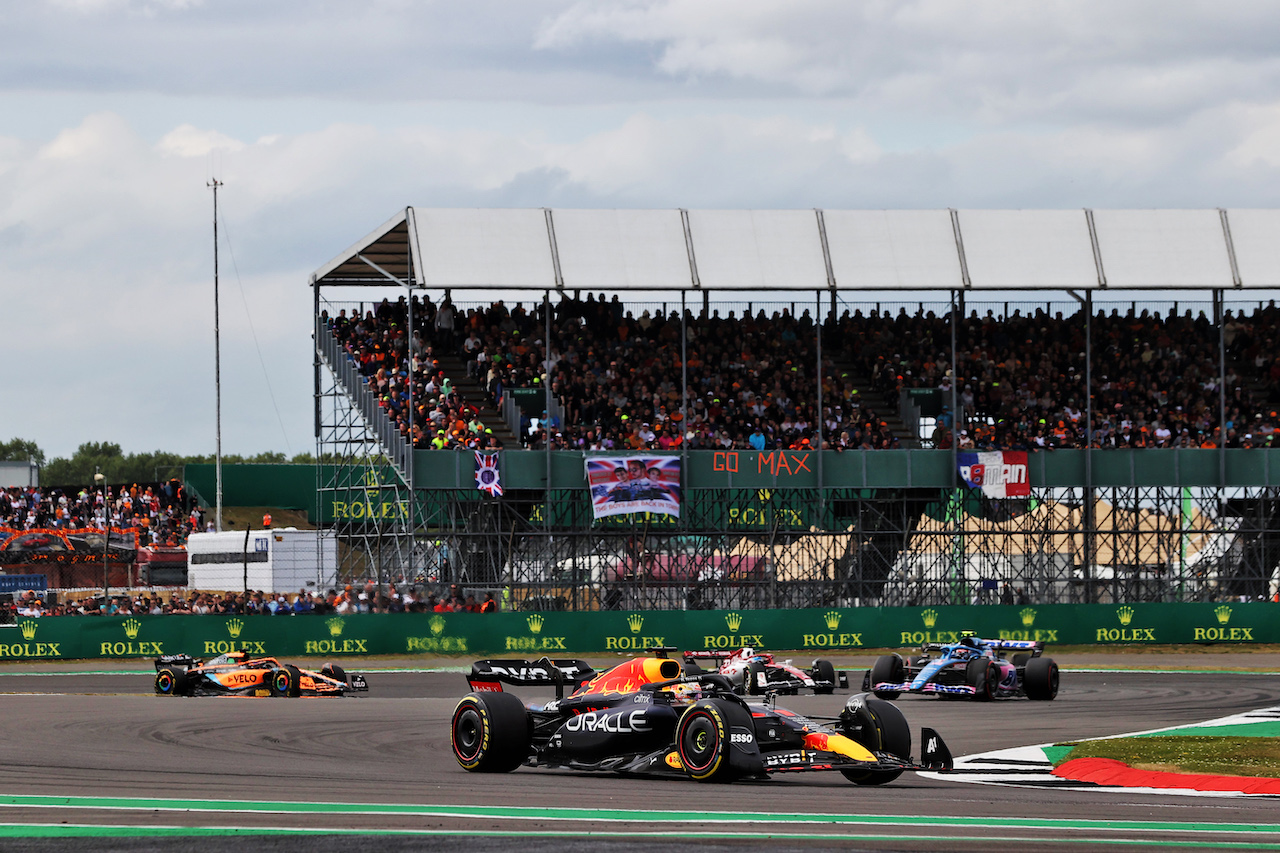 GP GRAN BRETAGNA, Max Verstappen (NLD) Red Bull Racing RB18.
03.07.2022. Formula 1 World Championship, Rd 10, British Grand Prix, Silverstone, England, Gara Day.
- www.xpbimages.com, EMail: requests@xpbimages.com © Copyright: Moy / XPB Images