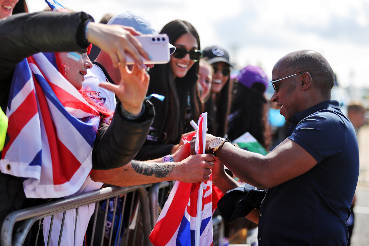 GP GRAN BRETAGNA, Anthony Hamilton (GBR) with fans.
03.07.2022. Formula 1 World Championship, Rd 10, British Grand Prix, Silverstone, England, Gara Day.
- www.xpbimages.com, EMail: requests@xpbimages.com © Copyright: Moy / XPB Images