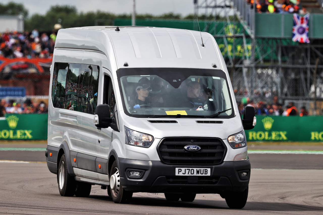 GP GRAN BRETAGNA, Police van on the circuit.
03.07.2022. Formula 1 World Championship, Rd 10, British Grand Prix, Silverstone, England, Gara Day.
- www.xpbimages.com, EMail: requests@xpbimages.com © Copyright: Moy / XPB Images