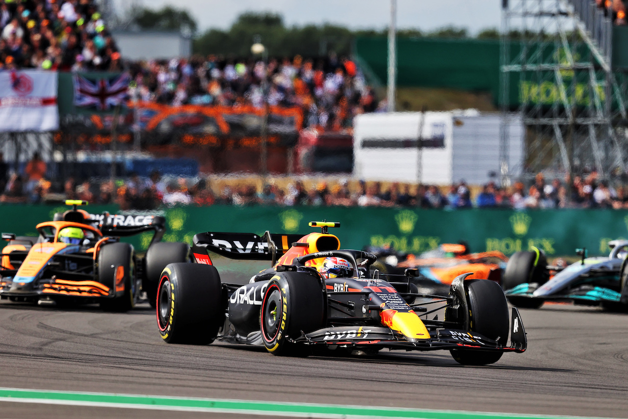 GP GRAN BRETAGNA, Sergio Perez (MEX) Red Bull Racing RB18.
03.07.2022. Formula 1 World Championship, Rd 10, British Grand Prix, Silverstone, England, Gara Day.
- www.xpbimages.com, EMail: requests@xpbimages.com © Copyright: Moy / XPB Images