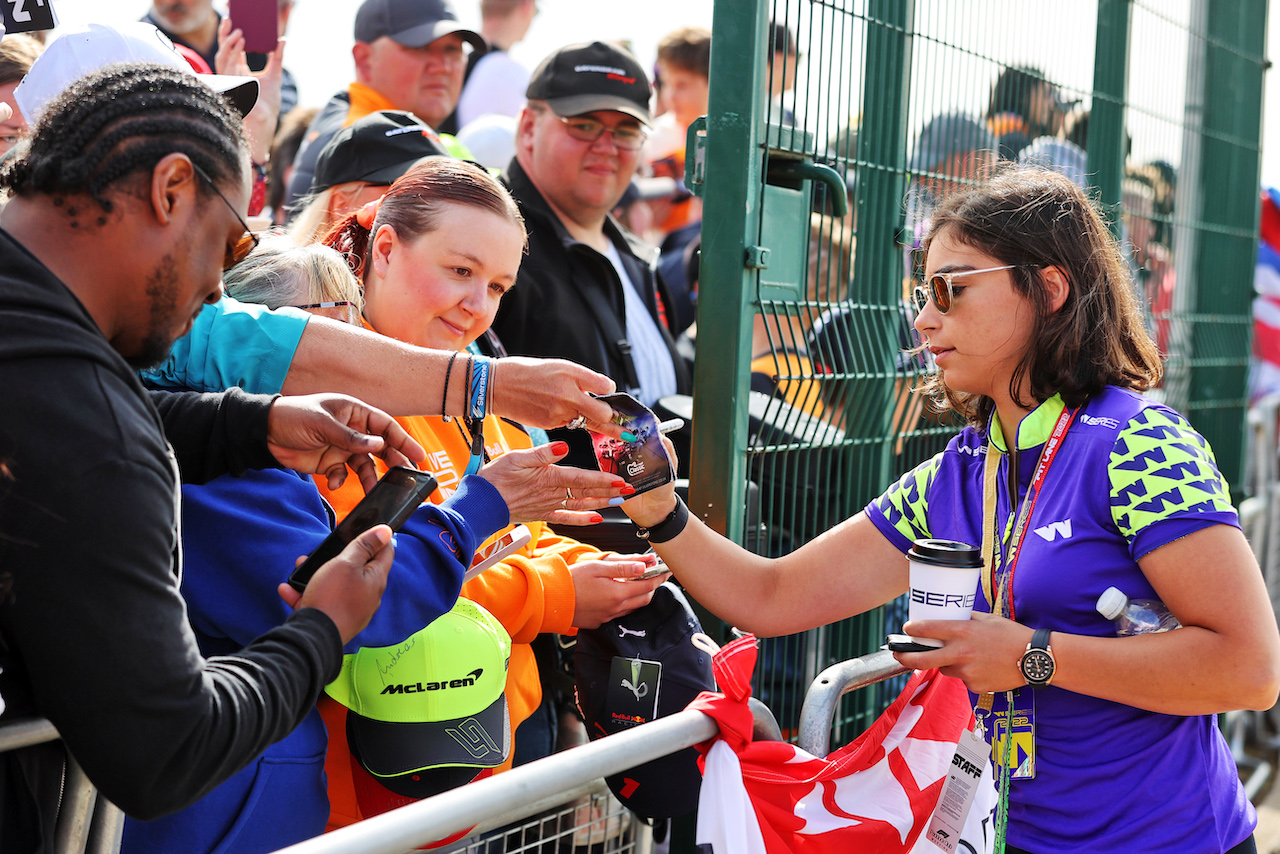 GP GRAN BRETAGNA, Jamie Chadwick (GBR) Jenner Racing with fans.
03.07.2022. Formula 1 World Championship, Rd 10, British Grand Prix, Silverstone, England, Gara Day.
- www.xpbimages.com, EMail: requests@xpbimages.com © Copyright: Moy / XPB Images