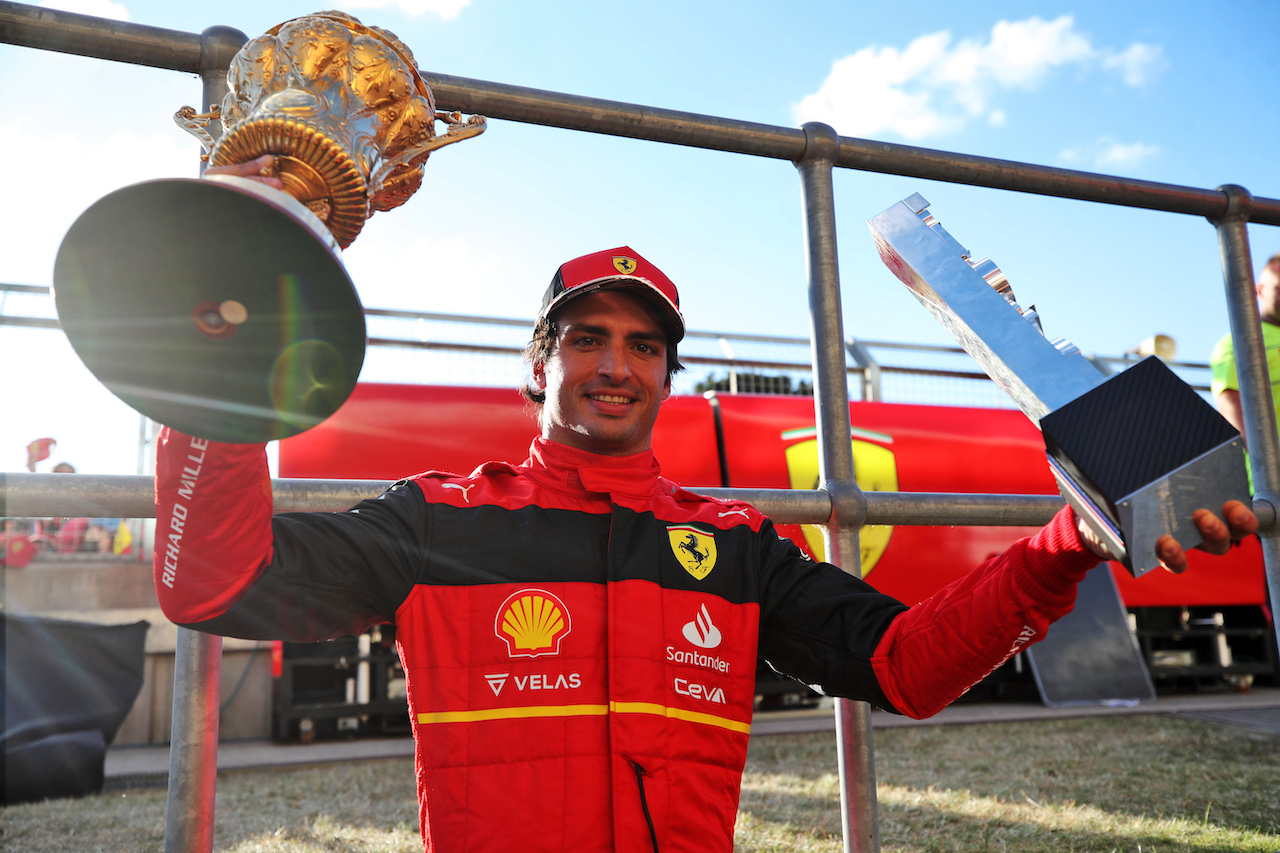 GP GRAN BRETAGNA, Gara winner Carlos Sainz Jr (ESP) Ferrari celebrates with his trophies.
03.07.2022. Formula 1 World Championship, Rd 10, British Grand Prix, Silverstone, England, Gara Day.
 - www.xpbimages.com, EMail: requests@xpbimages.com © Copyright: Coates / XPB Images
