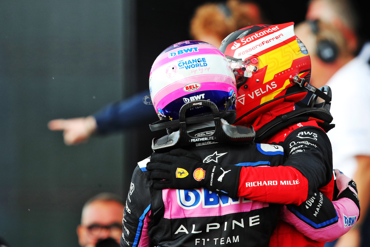 GP GRAN BRETAGNA, Gara winner Carlos Sainz Jr (ESP) Ferrari celebrates in parc ferme with Fernando Alonso (ESP) Alpine F1 Team.
03.07.2022. Formula 1 World Championship, Rd 10, British Grand Prix, Silverstone, England, Gara Day.
 - www.xpbimages.com, EMail: requests@xpbimages.com © Copyright: Coates / XPB Images