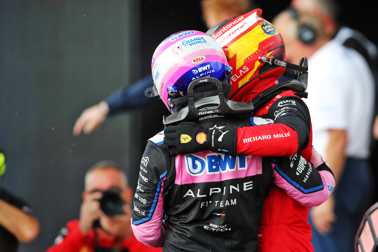 GP GRAN BRETAGNA, Gara winner Carlos Sainz Jr (ESP) Ferrari celebrates in parc ferme with Fernando Alonso (ESP) Alpine F1 Team.
03.07.2022. Formula 1 World Championship, Rd 10, British Grand Prix, Silverstone, England, Gara Day.
 - www.xpbimages.com, EMail: requests@xpbimages.com © Copyright: Coates / XPB Images