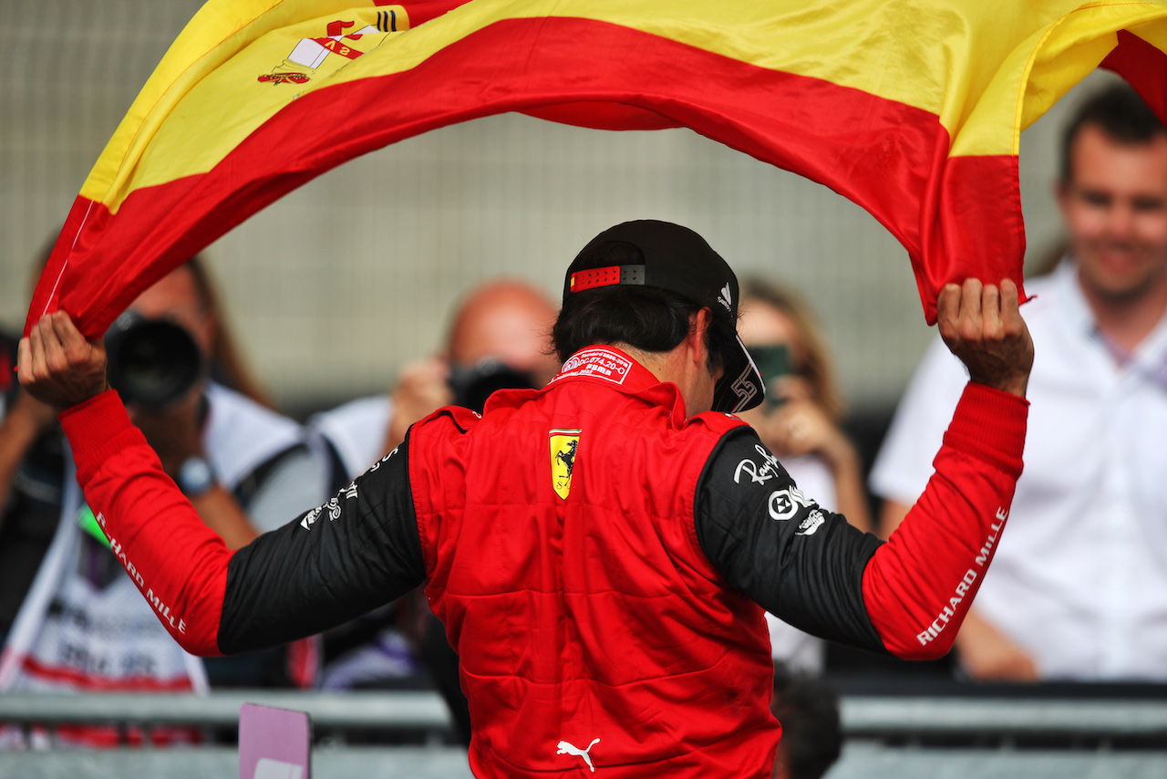 GP GRAN BRETAGNA, Gara winner Carlos Sainz Jr (ESP) Ferrari celebrates in parc ferme.
03.07.2022. Formula 1 World Championship, Rd 10, British Grand Prix, Silverstone, England, Gara Day.
 - www.xpbimages.com, EMail: requests@xpbimages.com © Copyright: Coates / XPB Images