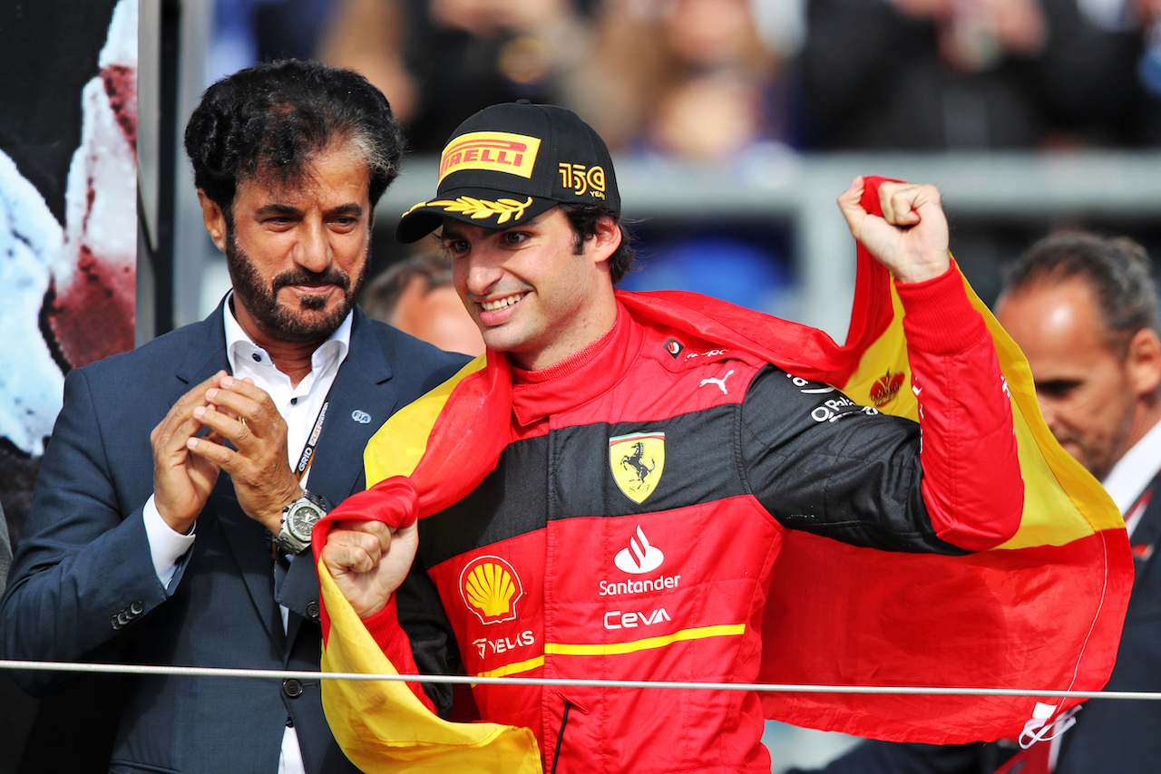 GP GRAN BRETAGNA, Gara winner Carlos Sainz Jr (ESP) Ferrari celebrates on the podium.
03.07.2022. Formula 1 World Championship, Rd 10, British Grand Prix, Silverstone, England, Gara Day.
 - www.xpbimages.com, EMail: requests@xpbimages.com © Copyright: Coates / XPB Images