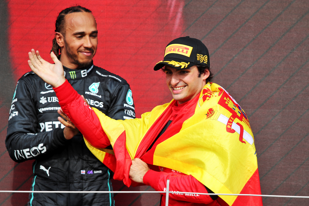 GP GRAN BRETAGNA, Gara winner Carlos Sainz Jr (ESP) Ferrari celebrates on the podium.
03.07.2022. Formula 1 World Championship, Rd 10, British Grand Prix, Silverstone, England, Gara Day.
 - www.xpbimages.com, EMail: requests@xpbimages.com © Copyright: Coates / XPB Images