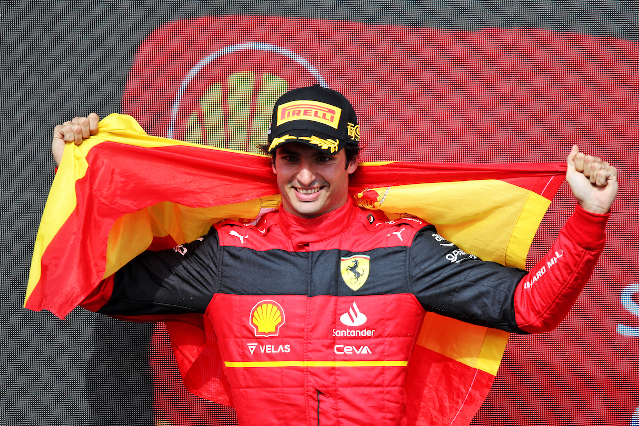 GP GRAN BRETAGNA, Gara winner Carlos Sainz Jr (ESP) Ferrari celebrates on the podium.
03.07.2022. Formula 1 World Championship, Rd 10, British Grand Prix, Silverstone, England, Gara Day.
 - www.xpbimages.com, EMail: requests@xpbimages.com © Copyright: Coates / XPB Images