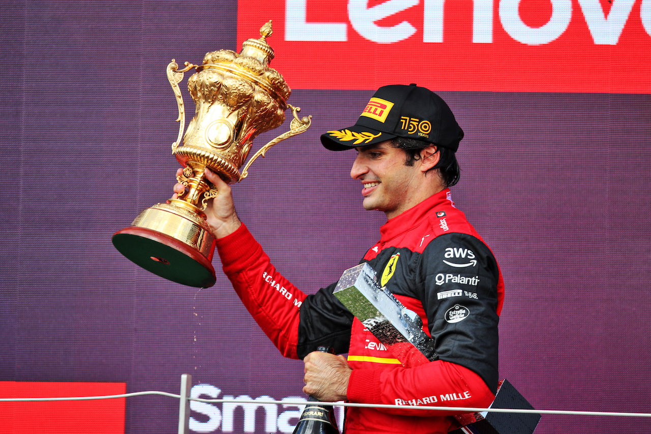 GP GRAN BRETAGNA, Gara winner Carlos Sainz Jr (ESP) Ferrari celebrates on the podium.
03.07.2022. Formula 1 World Championship, Rd 10, British Grand Prix, Silverstone, England, Gara Day.
 - www.xpbimages.com, EMail: requests@xpbimages.com © Copyright: Coates / XPB Images