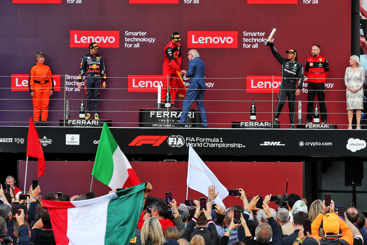 GP GRAN BRETAGNA, The podium (L to R): Sergio Perez (MEX) Red Bull Racing, second; Carlos Sainz Jr (ESP) Ferrari, vincitore; Lewis Hamilton (GBR) Mercedes AMG F1, third.
03.07.2022. Formula 1 World Championship, Rd 10, British Grand Prix, Silverstone, England, Gara Day.
 - www.xpbimages.com, EMail: requests@xpbimages.com © Copyright: Coates / XPB Images