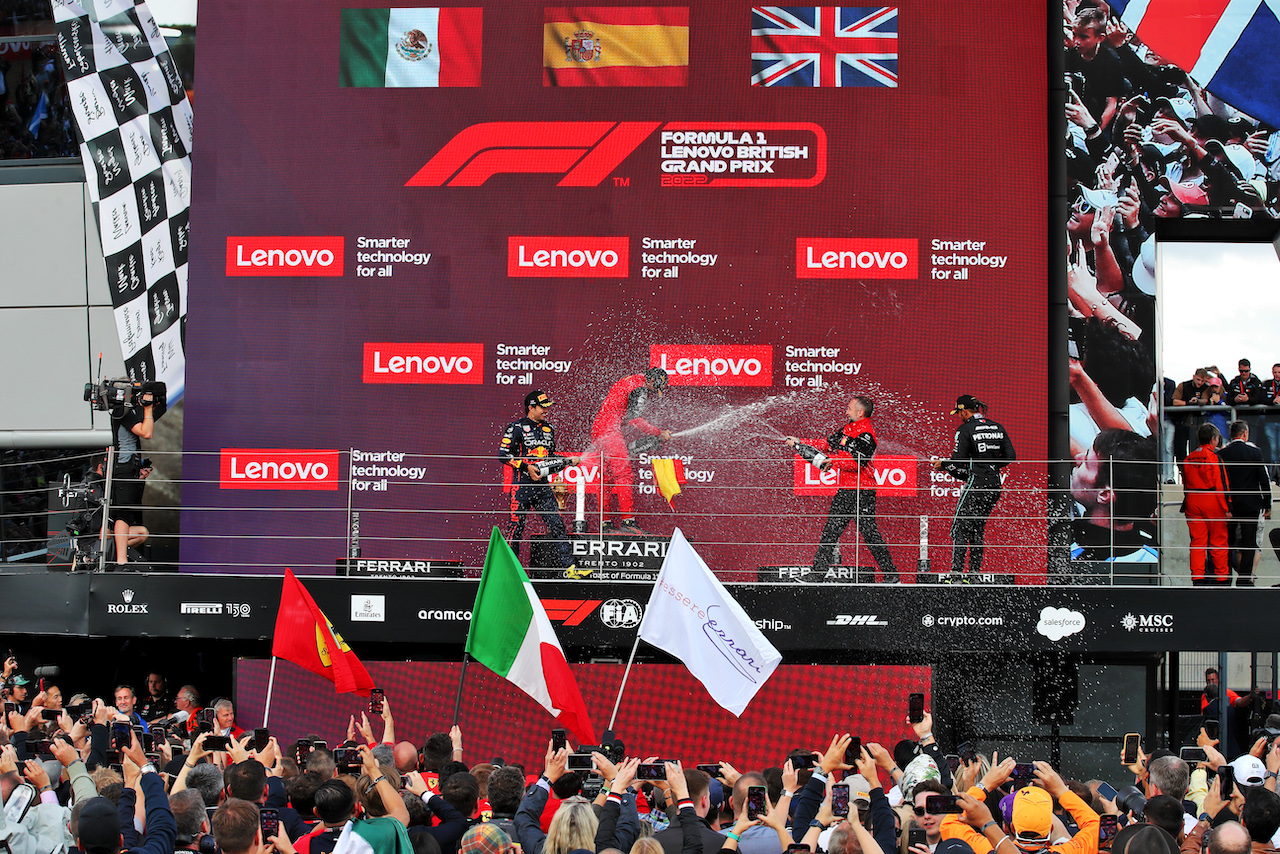 GP GRAN BRETAGNA, The podium (L to R): Sergio Perez (MEX) Red Bull Racing, second; Carlos Sainz Jr (ESP) Ferrari, vincitore; Lewis Hamilton (GBR) Mercedes AMG F1, third.
03.07.2022. Formula 1 World Championship, Rd 10, British Grand Prix, Silverstone, England, Gara Day.
 - www.xpbimages.com, EMail: requests@xpbimages.com © Copyright: Coates / XPB Images