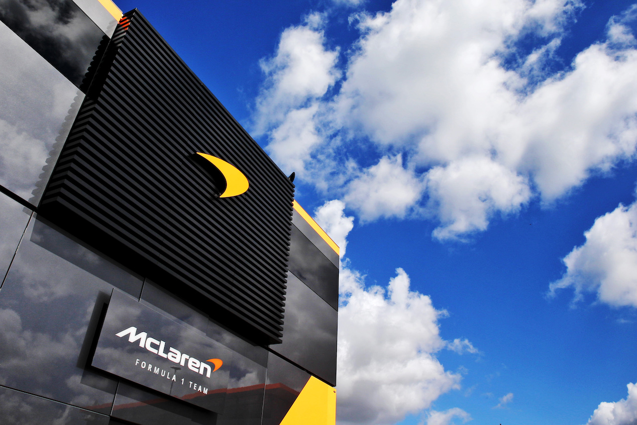 GP GRAN BRETAGNA, McLaren motorhome in the paddock.
03.07.2022. Formula 1 World Championship, Rd 10, British Grand Prix, Silverstone, England, Gara Day.
- www.xpbimages.com, EMail: requests@xpbimages.com © Copyright: Rew / XPB Images