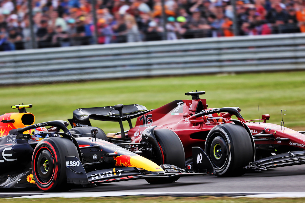 GP GRAN BRETAGNA, Sergio Perez (MEX) Red Bull Racing RB18 e Charles Leclerc (MON) Ferrari F1-75 battle for position.
03.07.2022. Formula 1 World Championship, Rd 10, British Grand Prix, Silverstone, England, Gara Day.
- www.xpbimages.com, EMail: requests@xpbimages.com © Copyright: Davenport / XPB Images