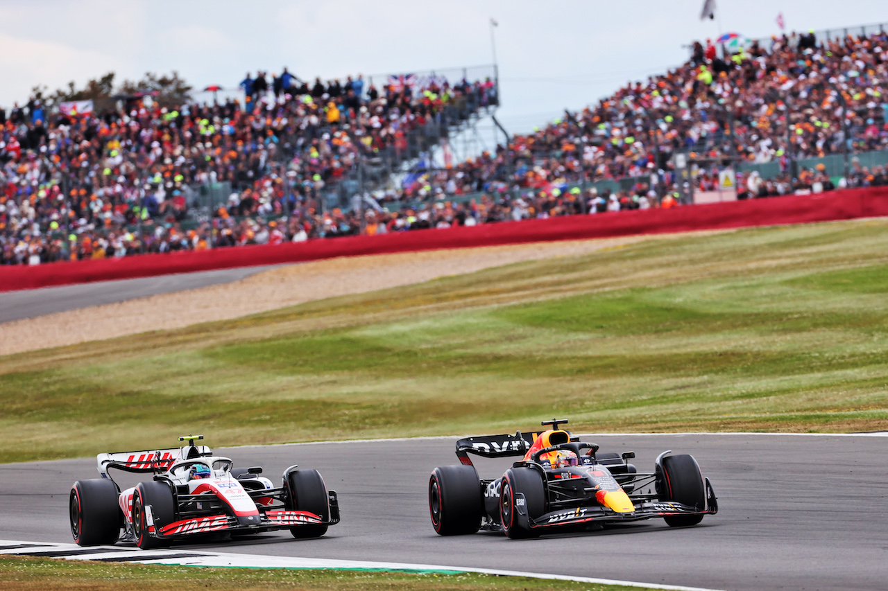 GP GRAN BRETAGNA, Max Verstappen (NLD) Red Bull Racing RB18 e Mick Schumacher (GER) Haas VF-22 battle for position.
03.07.2022. Formula 1 World Championship, Rd 10, British Grand Prix, Silverstone, England, Gara Day.
- www.xpbimages.com, EMail: requests@xpbimages.com © Copyright: Davenport / XPB Images