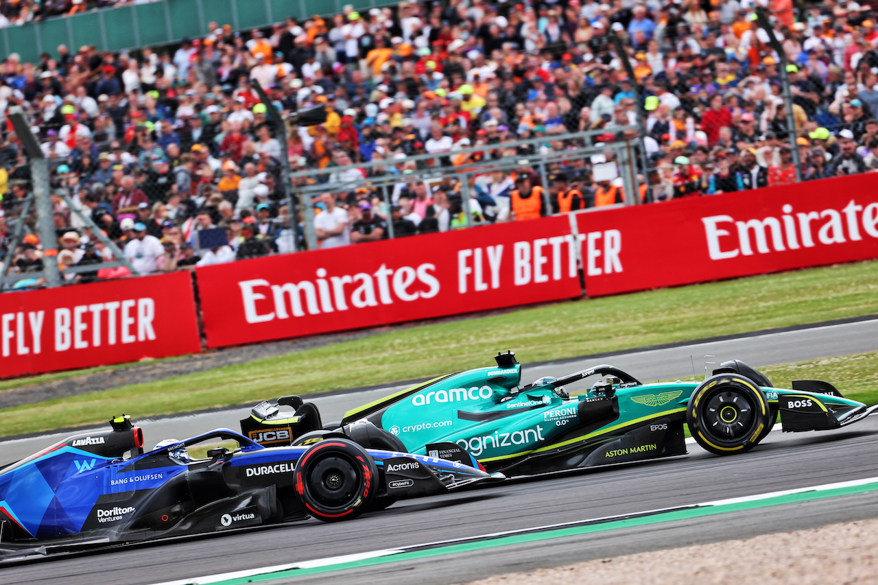 GP GRAN BRETAGNA, Nicholas Latifi (CDN) Williams Racing FW44 e Lance Stroll (CDN) Aston Martin F1 Team AMR22 battle for position.
03.07.2022. Formula 1 World Championship, Rd 10, British Grand Prix, Silverstone, England, Gara Day.
- www.xpbimages.com, EMail: requests@xpbimages.com © Copyright: Davenport / XPB Images