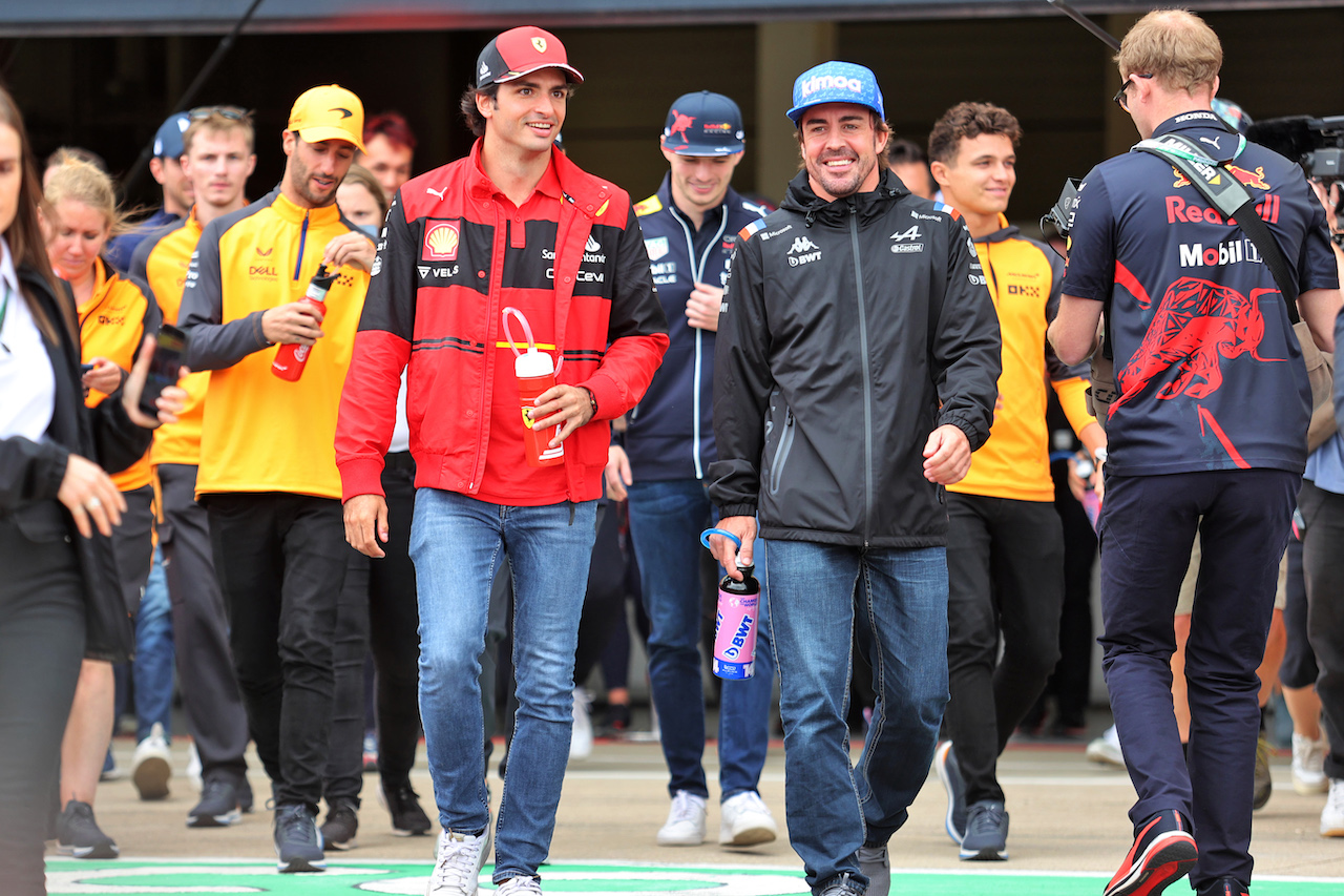 GP GRAN BRETAGNA, (L to R): Carlos Sainz Jr (ESP) Ferrari with Fernando Alonso (ESP) Alpine F1 Team on the drivers parade.
03.07.2022. Formula 1 World Championship, Rd 10, British Grand Prix, Silverstone, England, Gara Day.
- www.xpbimages.com, EMail: requests@xpbimages.com © Copyright: Davenport / XPB Images
